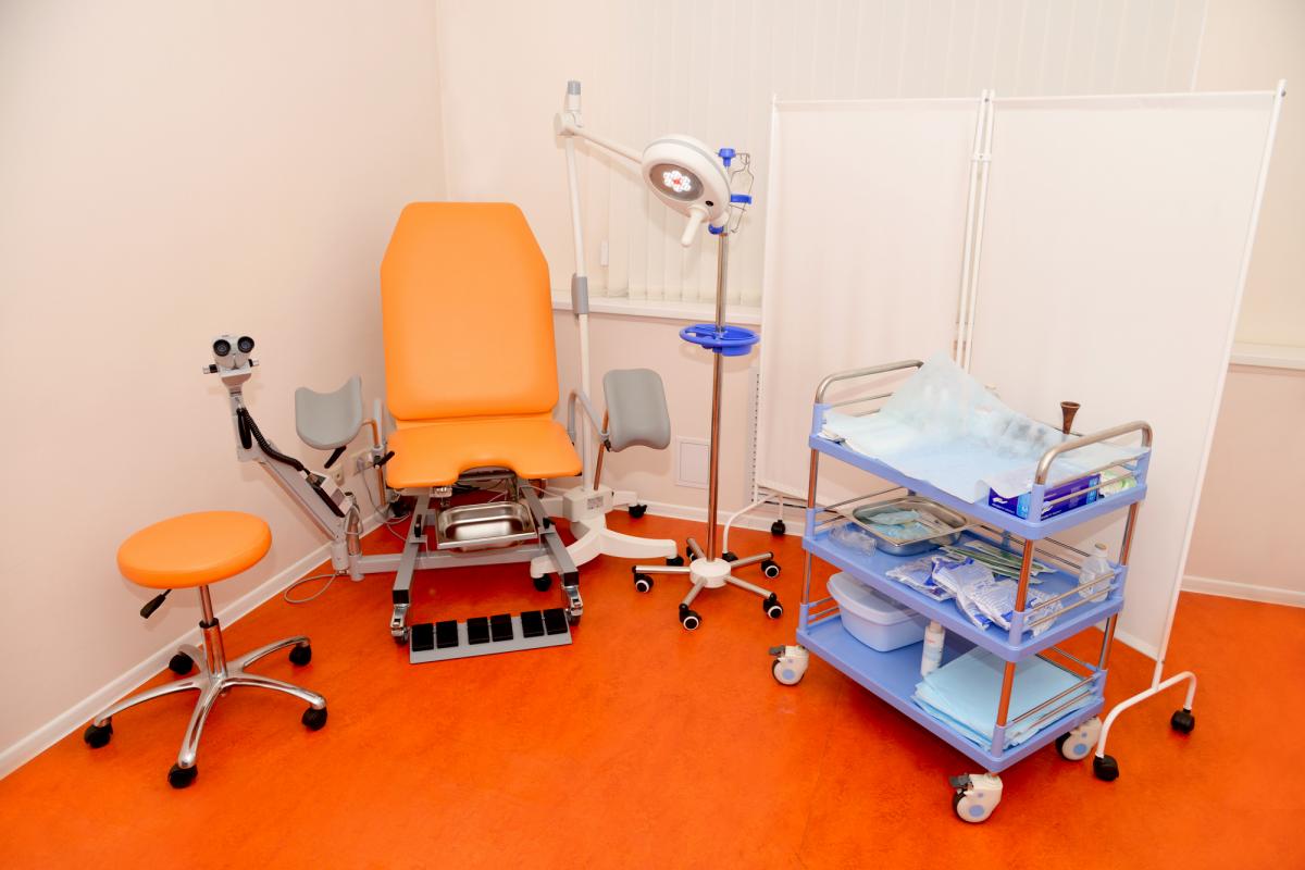 Современный комфортный смотровой кабинет и опытный гинеколог